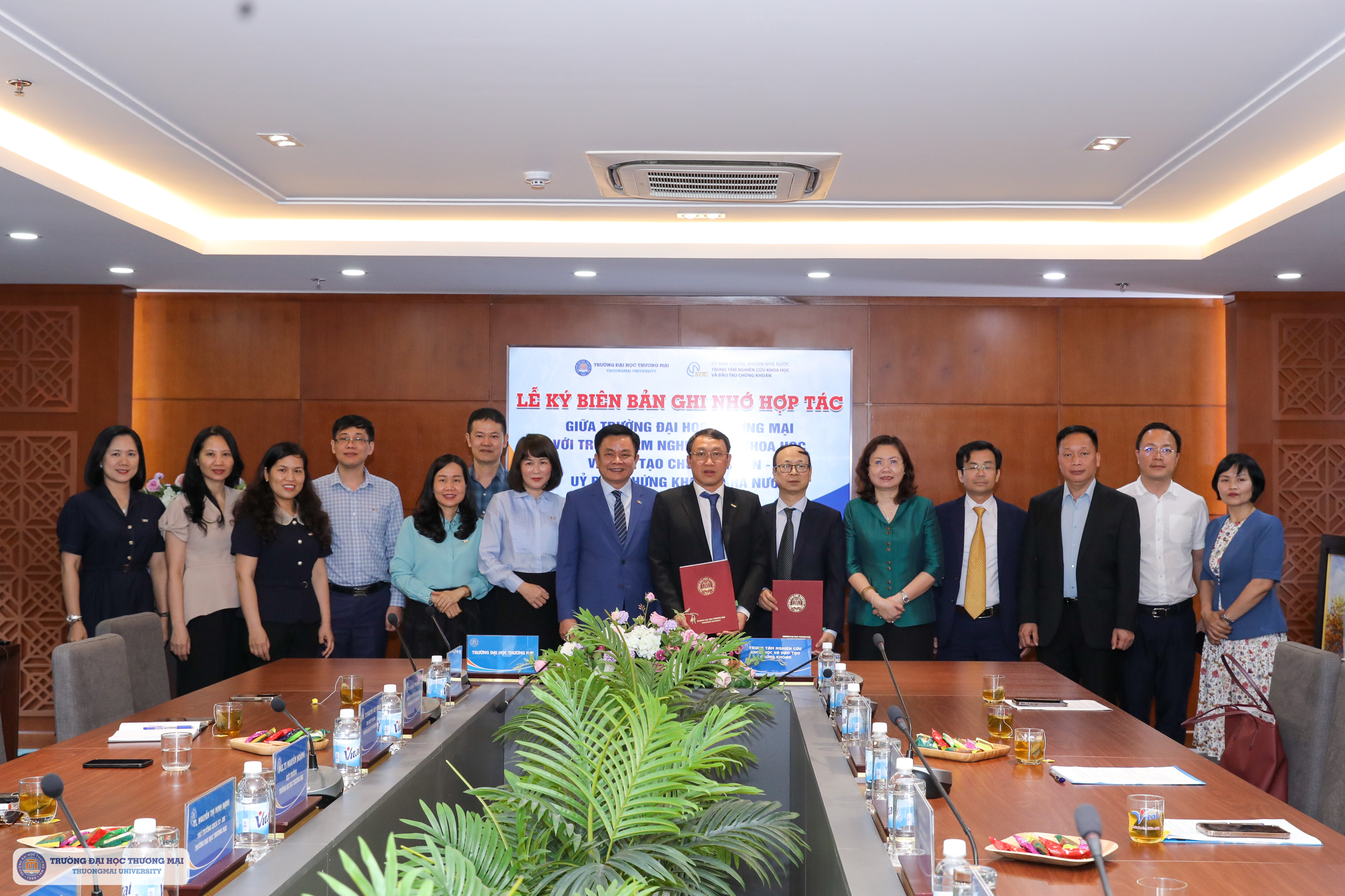 Lễ Ký kết Thỏa thuận hợp tác giữa Trường Đại học Thương mại và Trung tâm Nghiên cứu khoa học và đào tạo chứng khoán thuộc Ủy ban Chứng khoán Nhà nước