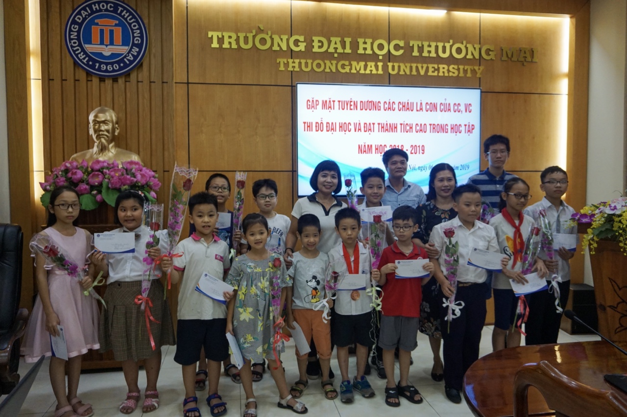 GẶP MẶT TUYÊN DƯƠNG CÁC CHÁU LÀ CON CÔNG CHỨC, VIÊN CHỨC TRƯỜNG ĐH THƯƠNG MẠI ĐỖ ĐẠI HỌC VÀ ĐẠT THÀNH TÍCH CAO TRONG HỌC TẬP NĂM HỌC 2018 - 2019